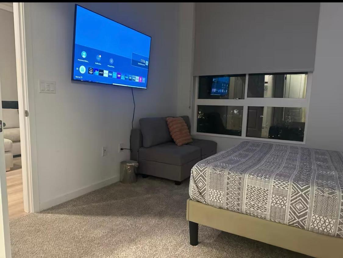 Walk Of Fame Upscale Hollywood 2bedroom 2bath Pool, Sky Lounge, Free Parking * Los Angeles